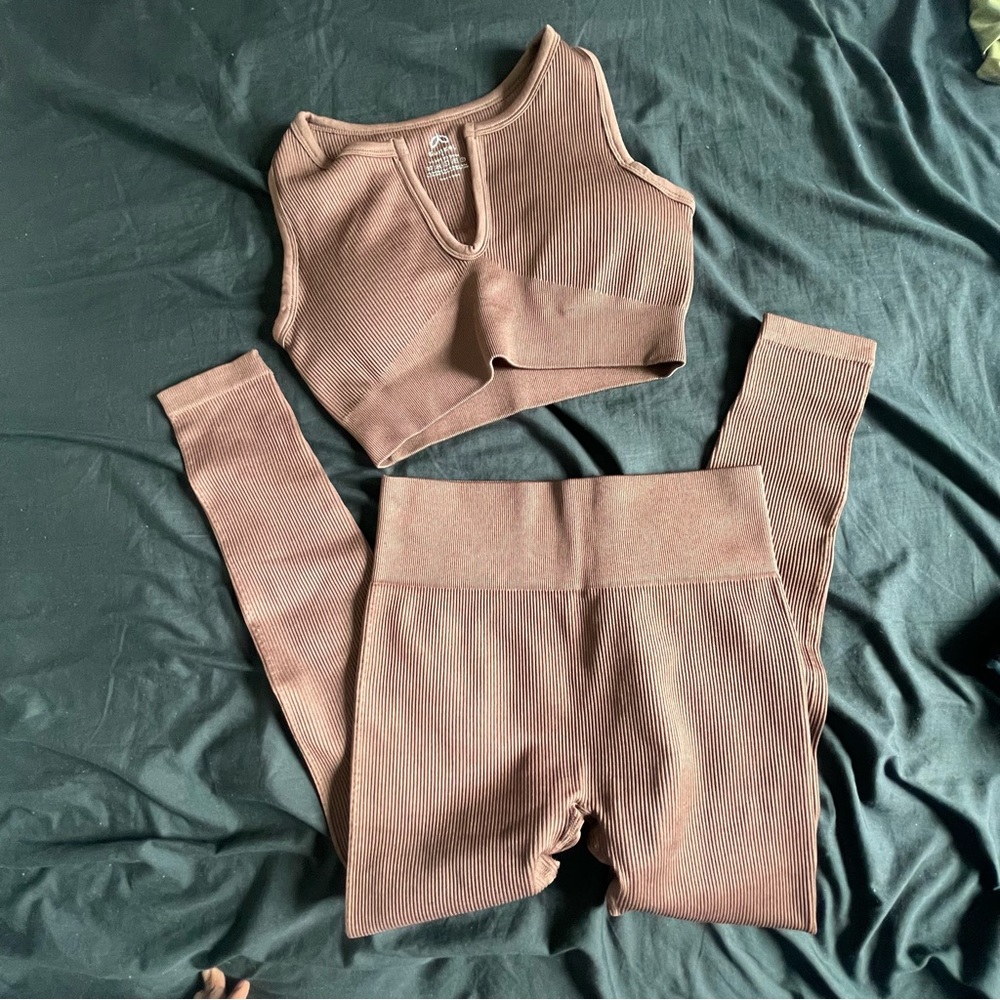 Brown 2 piece workout set 🤎